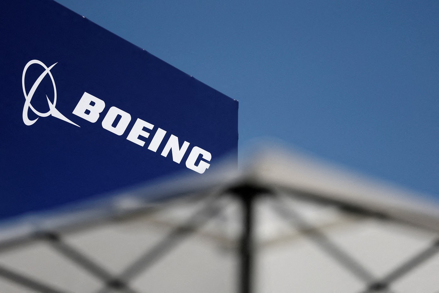 TAROM denumește un Boeing 737 MAX „Mircea Lucescu”, în memoria antrenorului
