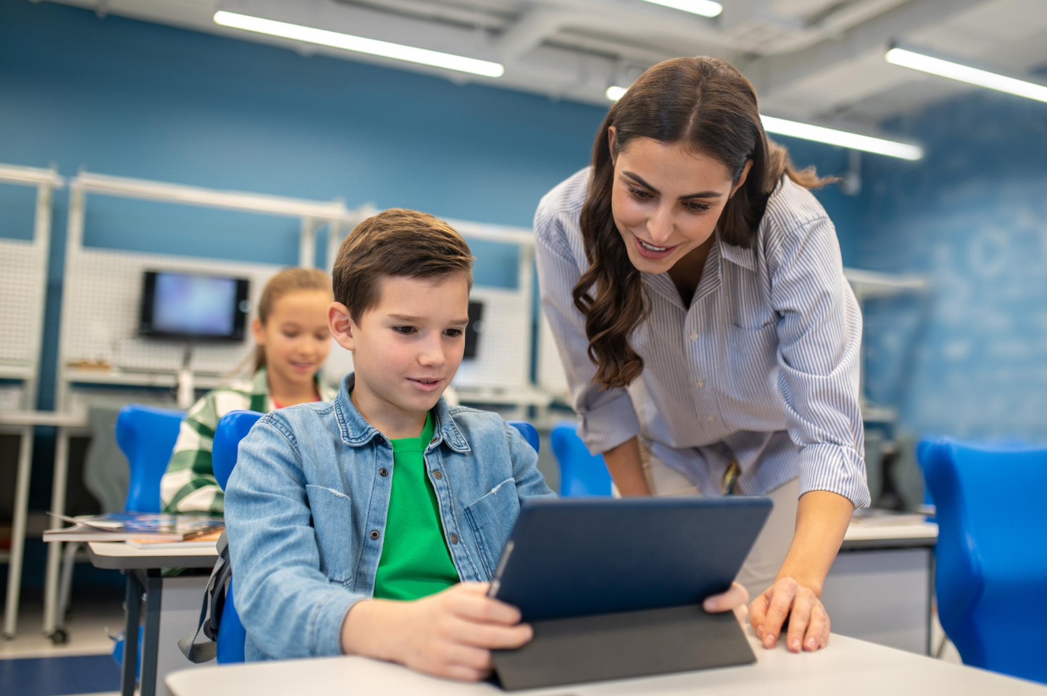 SUA au cheltuit 30 mld. de dolari pentru a înlocui manualele școlare cu laptopuri și tablete: A rezultat prima generație cu capacități cognitive inferioare celor ale părinților
