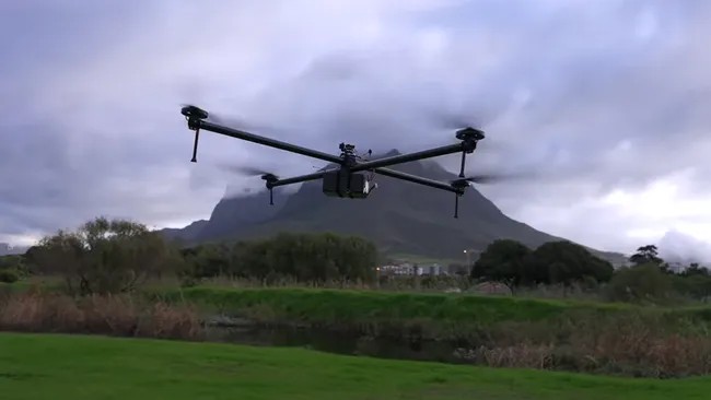 Un youtuber a stabilit recordul mondial pentru cel mai lung zbor al unei drone