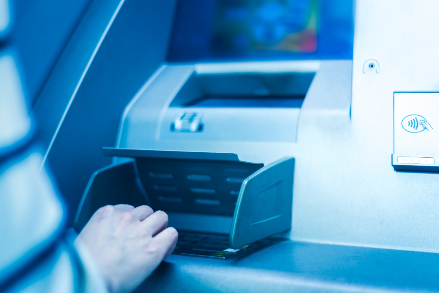 Premieră în România: CEC Bank permite depunerea de bani gheață pe cardurile altor bănci direct la bancomate