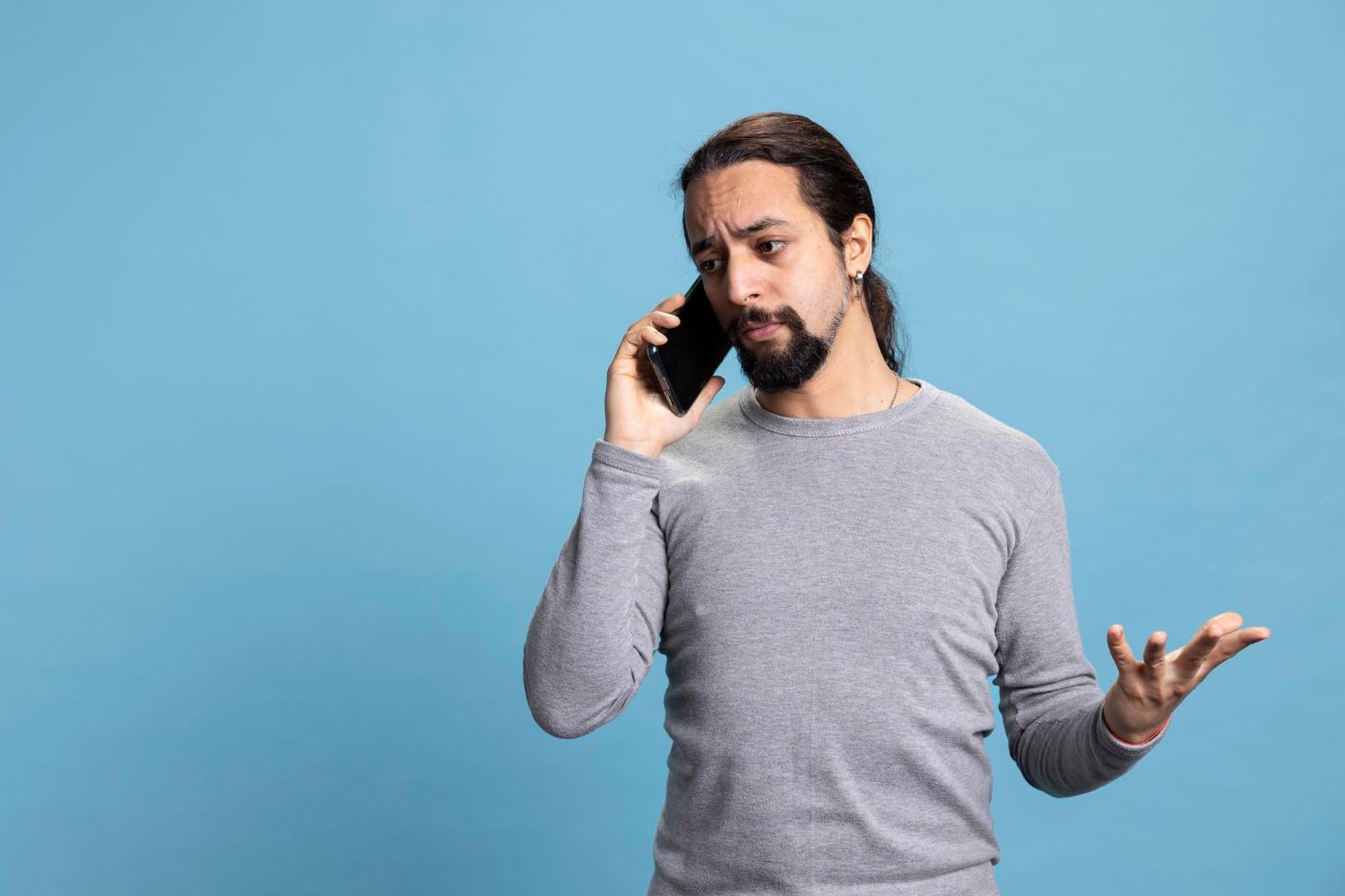 Val de fraude prin apeluri telefonice false: Cum funcționează metoda „Vishing” și recomandările Poliției Române