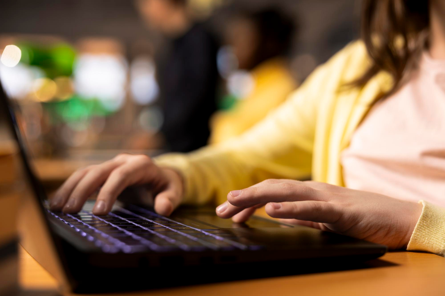 Amazon Web Services oferă studenților, inclusiv români, cursuri gratuite de cloud și AI și vouchere de certificare de 579 de dolari