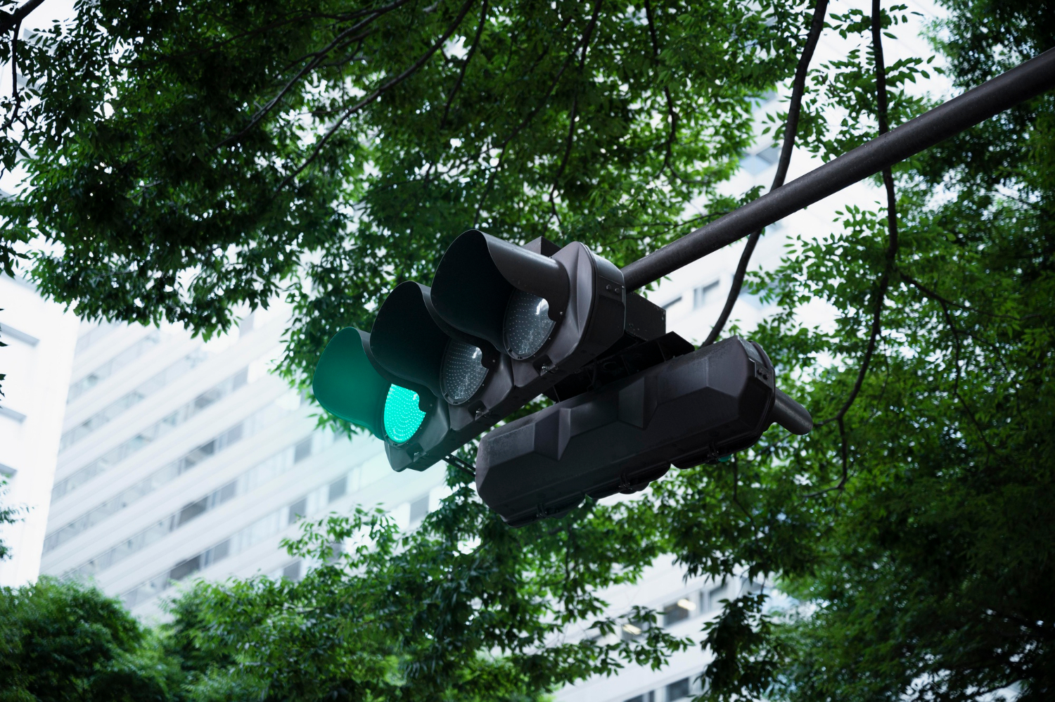 Semafoare inteligente contra vitezei: Orașele care oferă undă verde doar șoferilor disciplinați