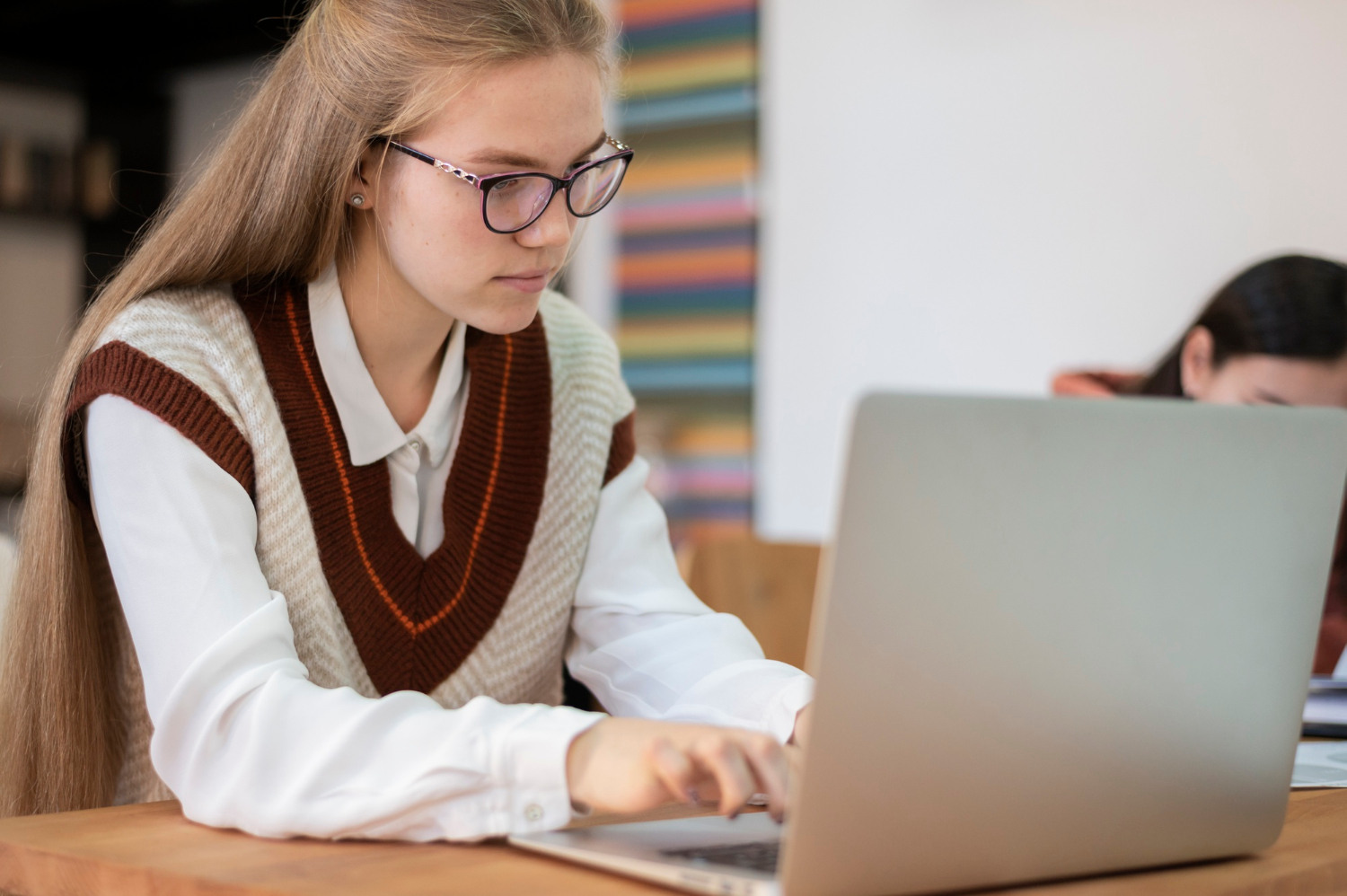 După 15 ani, Suedia renunță la școlile complet digitale: Este sfârșitul ecranelor în clasă?