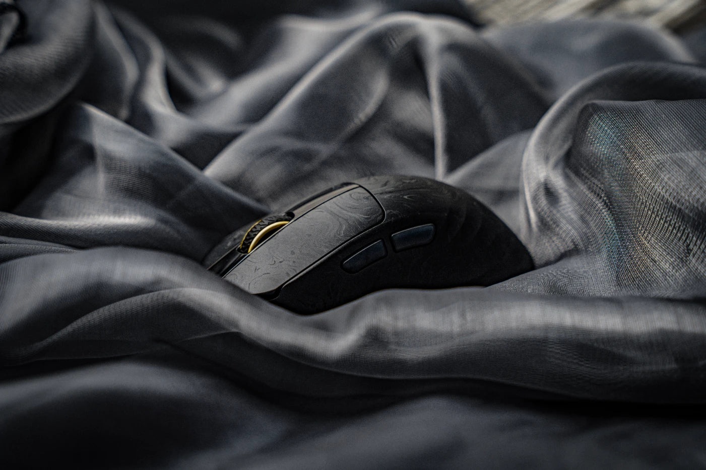 Review | Epomaker Carbonis: mouse de gaming de 50 g cu carcasă din compozit de fibră de carbon și display