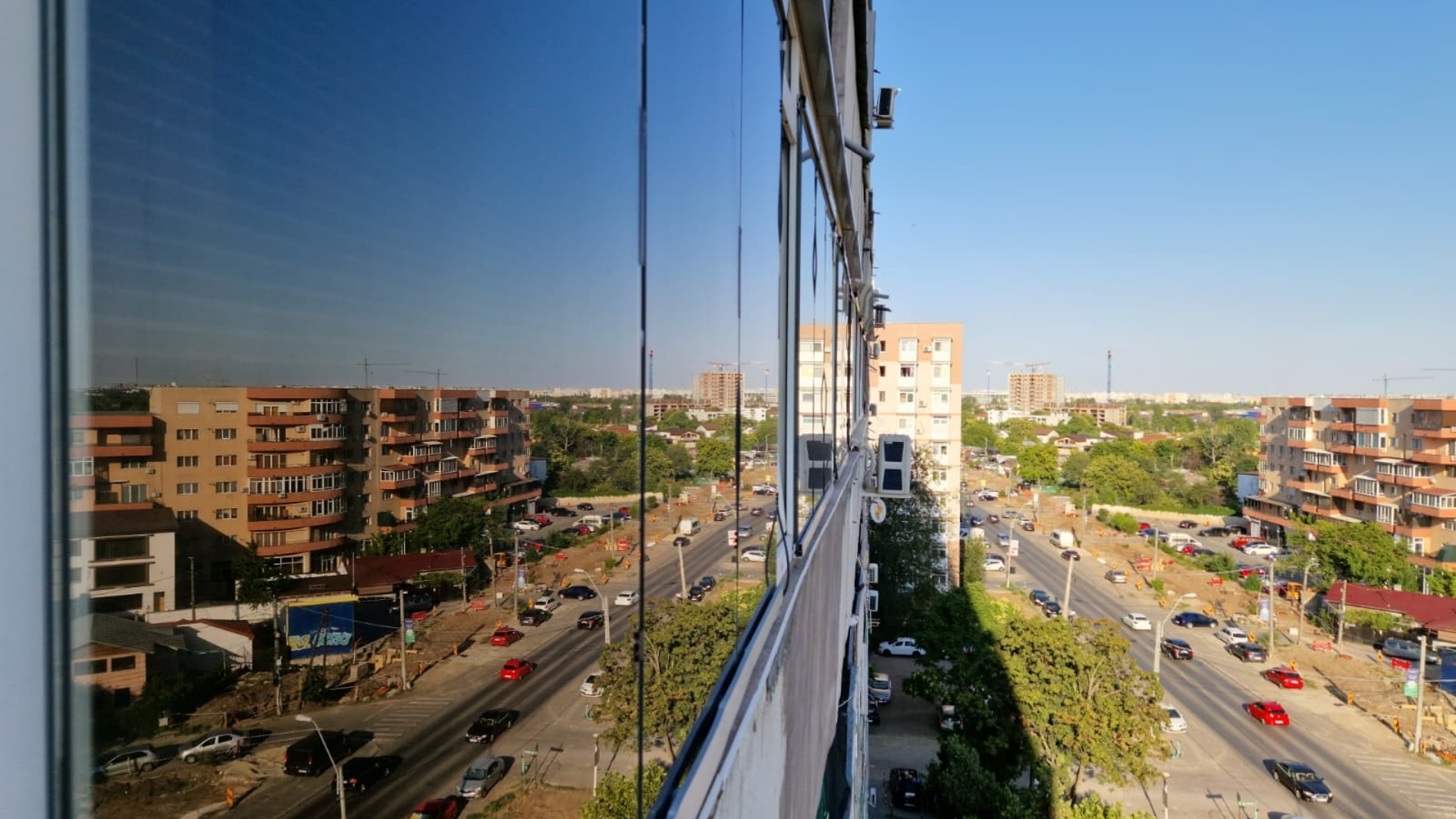 Ferestrele fotovoltaice încălzesc apa într-un apartament din București de doi ani