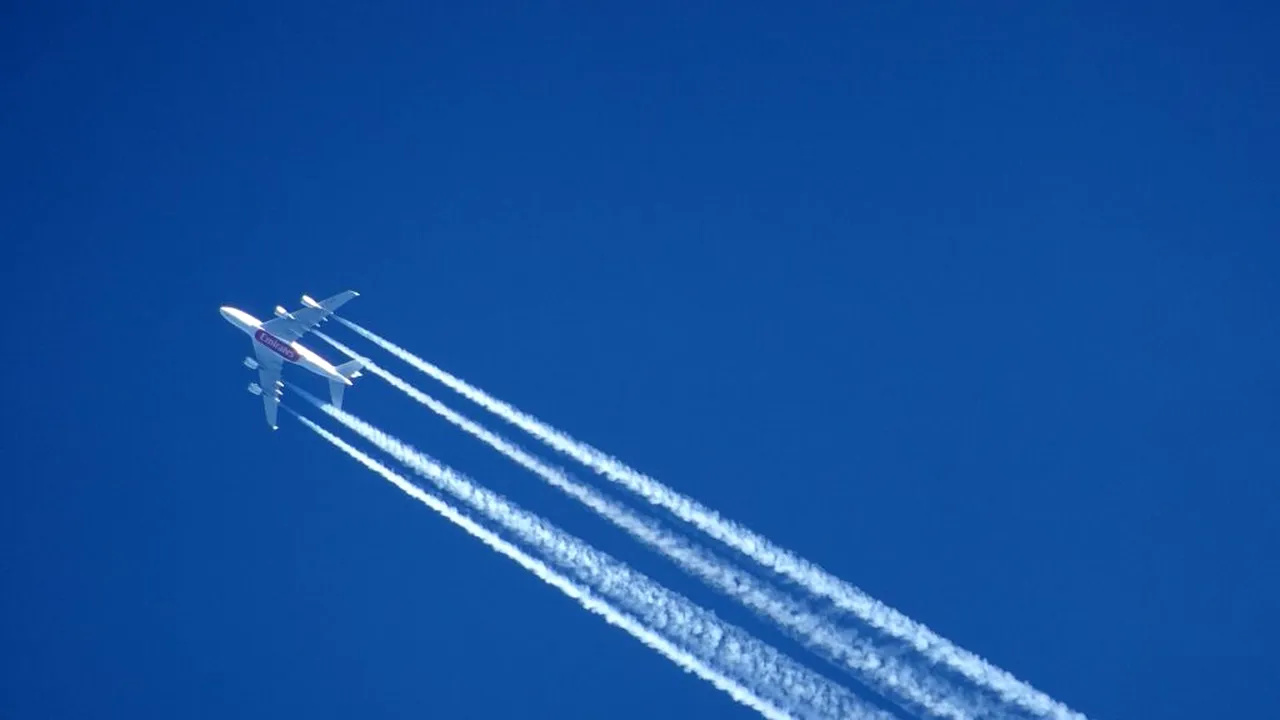 Inteligența artificială ar putea ajuta avioanele să evite emiterea urmelor albe pe cer