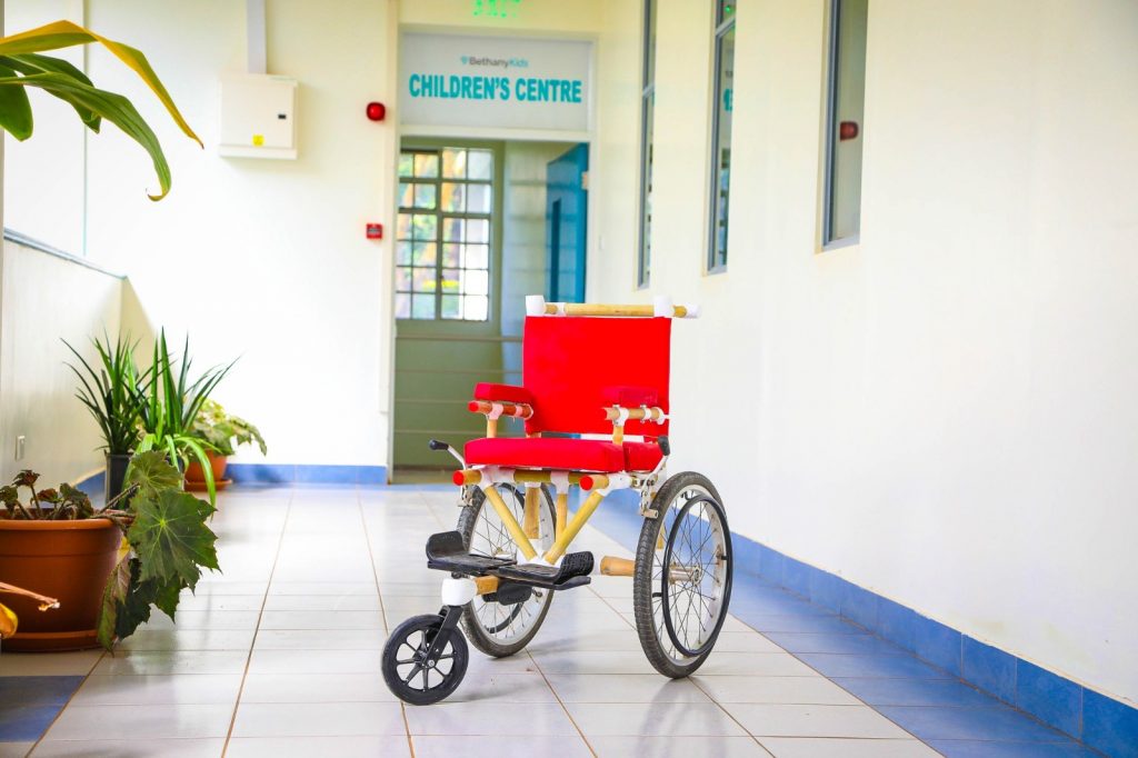 Inovație din bambus în Kenya: Scaune cu rotile ieftine și ușoare pentru copiii cu dizabilități