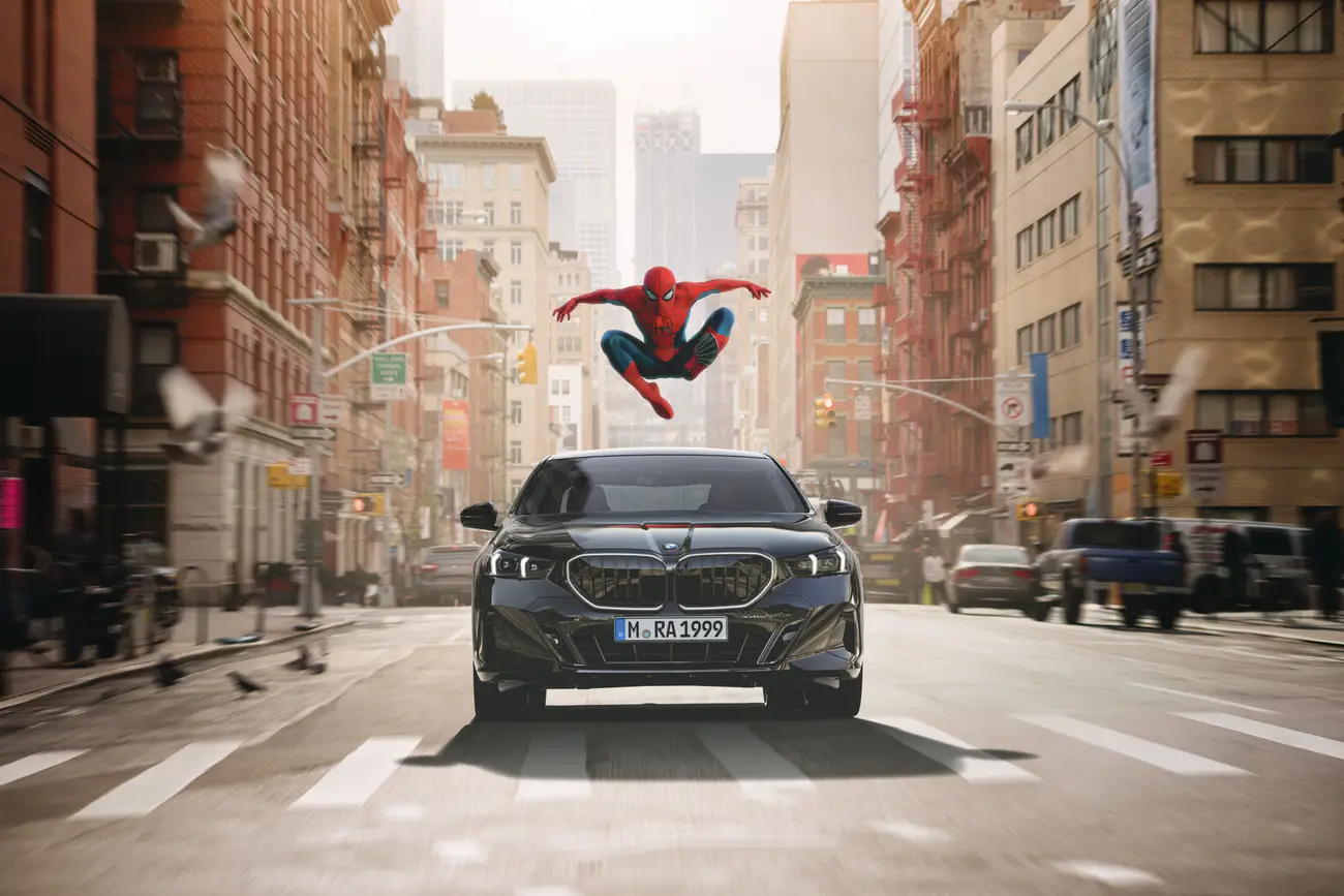 BMW difuzează reclame pe ecranele de bord ale mașinilor sale, deși în trecut un vicepreședinte al companiei a afirmat că nu va face acest lucru