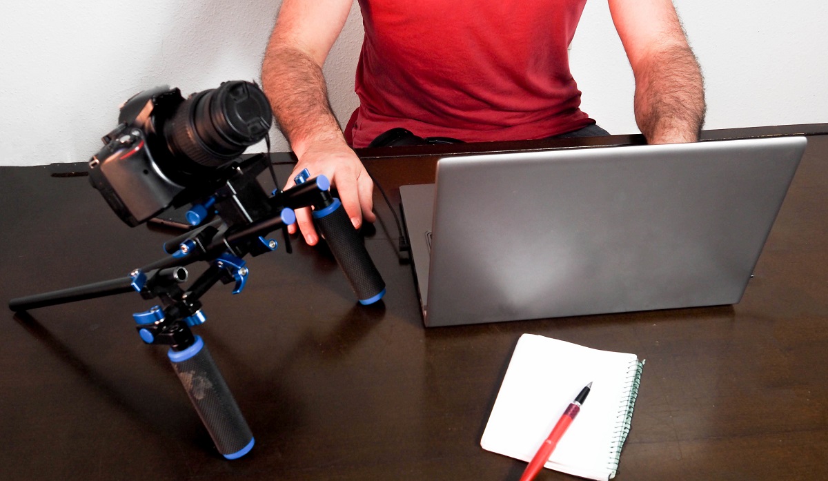 Video – Ce tip de conținut funcționează pe YouTube în 2026? Un creator român urmărit de peste 1,5 milioane de oameni explică