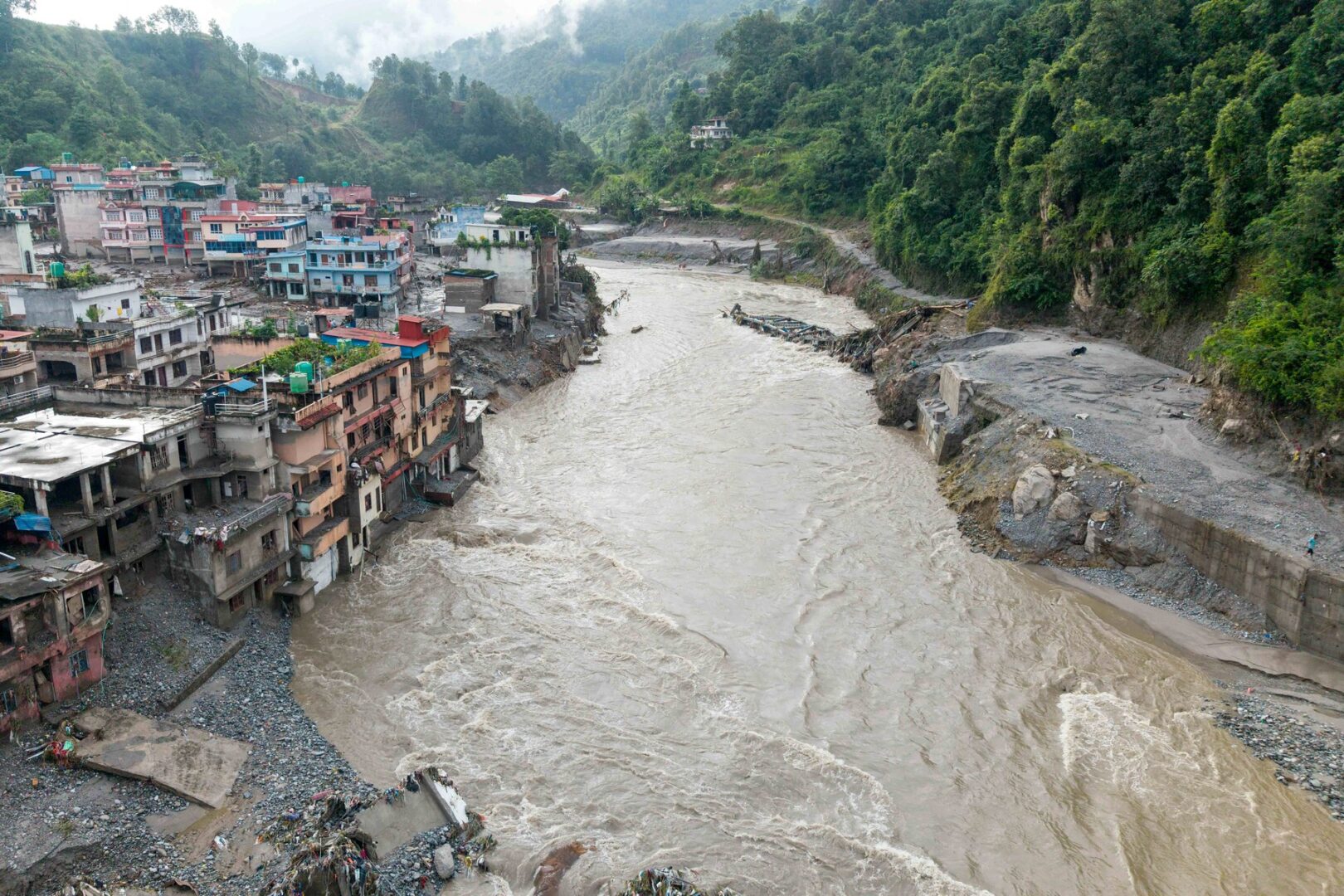 USGS explică modul în care s-au produs inundațiile devastatoare la granița dintre Nepal și Tibet: Peste 160 de morți și sute de dispăruți după o alunecare masivă de ghețar