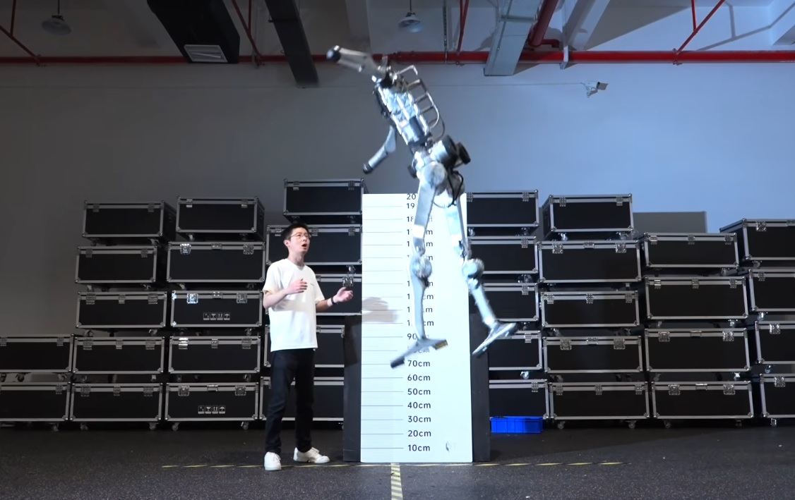 Video – Robotul chinezesc „Superman” aleargă cu 45 km/h și sare doi metri de pe loc. Prototipul, construit în doar trei luni