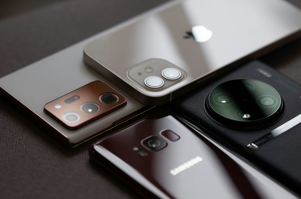 Segmentul telefoanelor premium atinge un nivel record în prima jumătate din 2026. Apple își păstrează poziția de lider