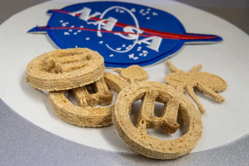 Cercetătorii dezvoltă biscuiți imprimați 3D din plastic reciclat și deșeuri agricole – VIDEO