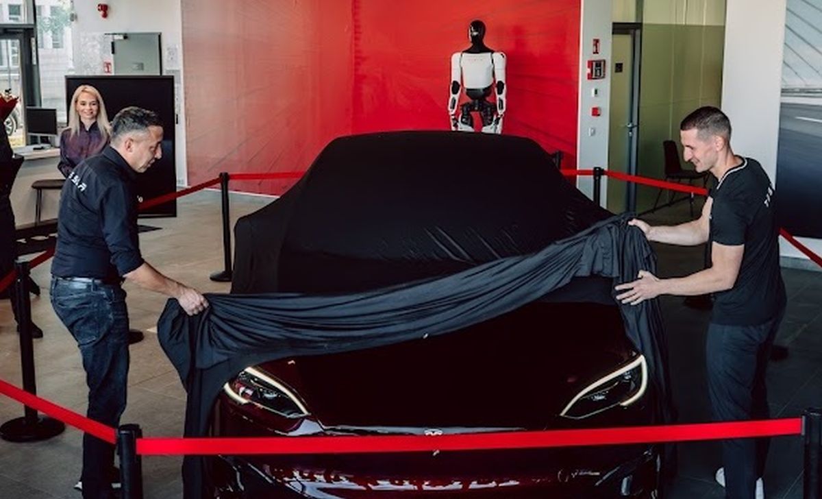 Un român, selectat pentru a cumpăra una dintre cele 250 de Tesla Model S Signature