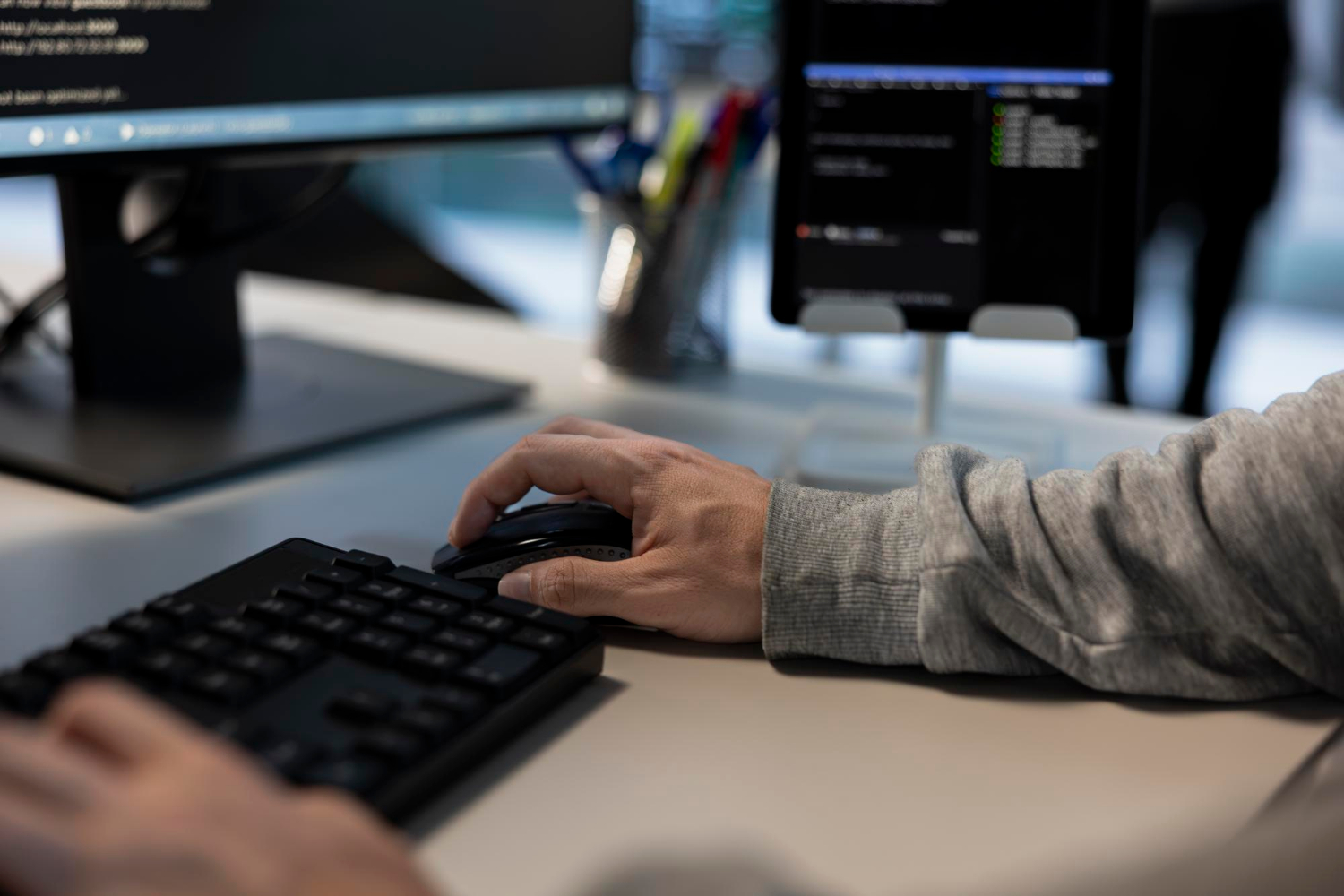 Studiu: 97% dintre IT-iștii români folosesc IA, iar ziua de lucru s-a schimbat substanțial