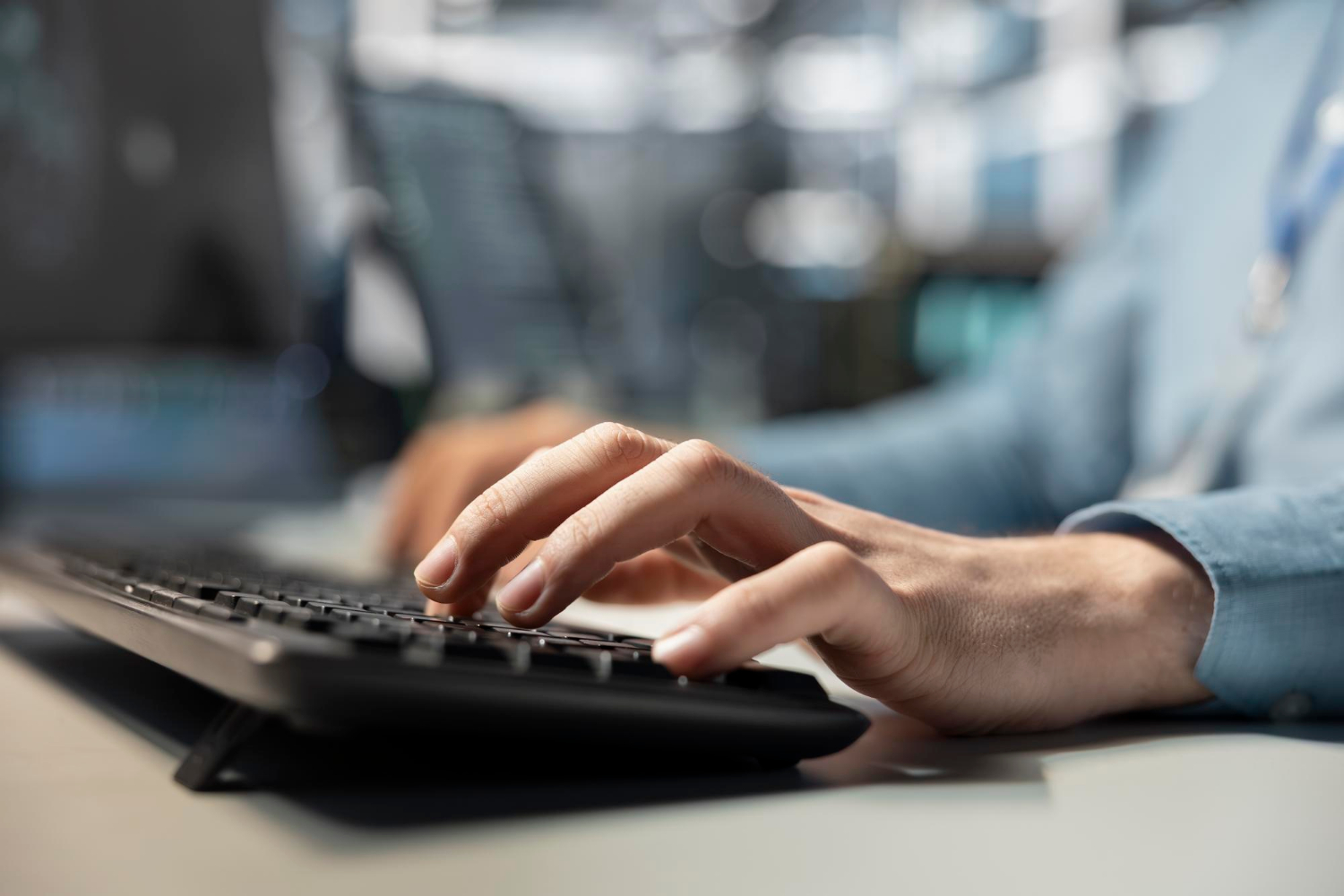 Inteligență artificială gratuită pentru studenții din România: AWS extinde accesul la instrumentul de software engineering Kiro