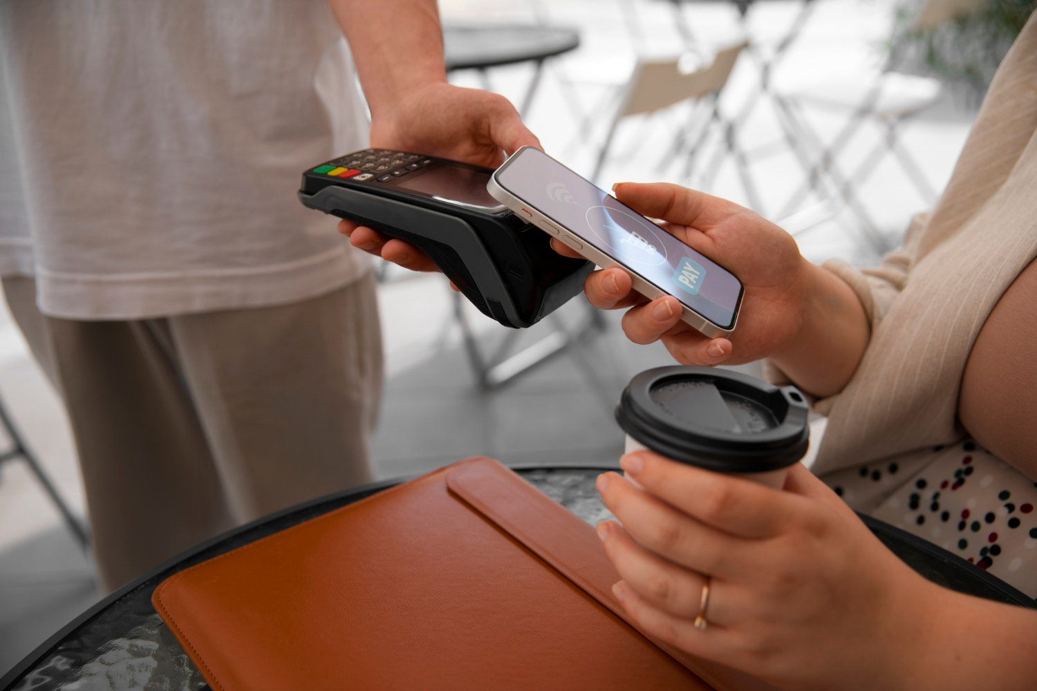 Tranzacții instant prin apropierea telefonului: CEC Bank lansează transferurile RoPay prin NFC