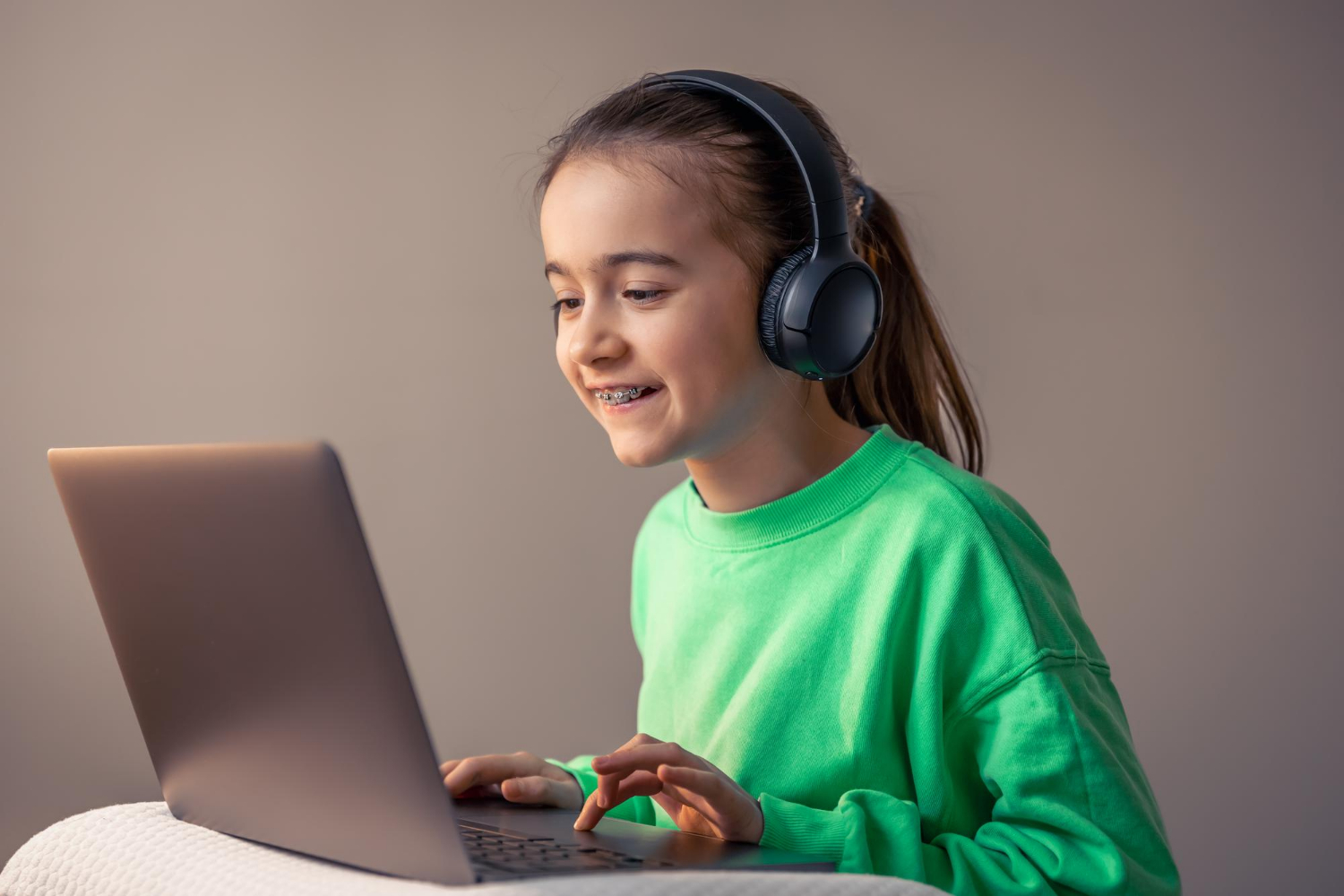Paradoxul digital din școli: 40% dintre elevii români folosesc inteligența artificială, dar peste jumătate ratează competențele de bază
