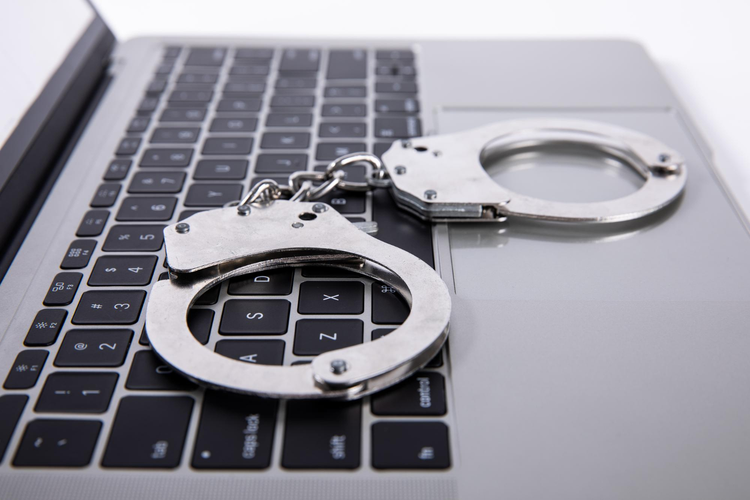 Român fugar, arestat în SUA pentru o fraudă electronică de peste 600.000 de dolari