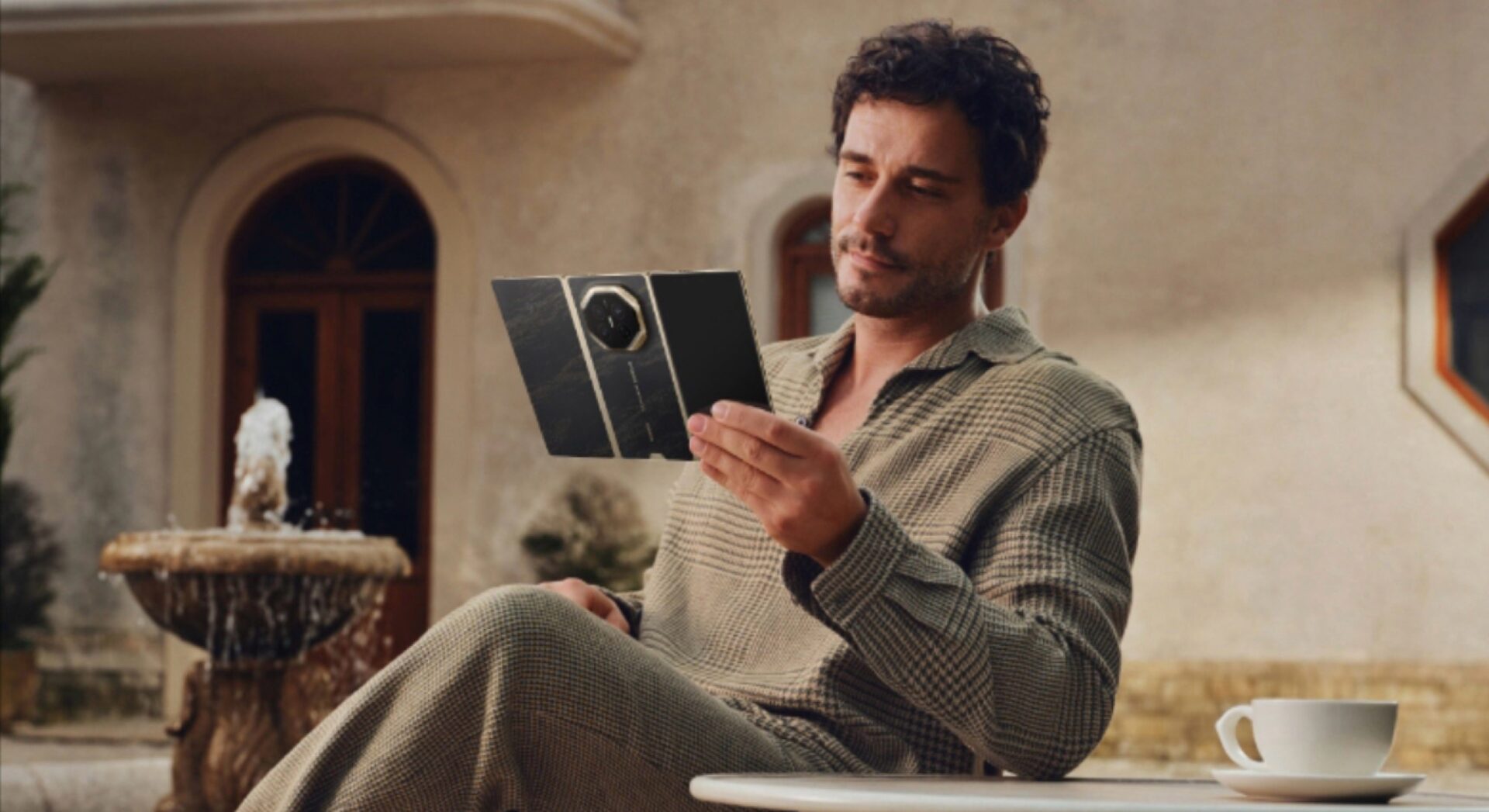 Huawei a lansat Mate XT 2, telefonul care se deschide într-o tabletă de 10,2 inci și costă aproape 3.000 de dolari