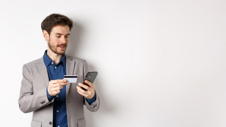 O bancă din România lansează vouchere cadou digitale cu reduceri direct în aplicație. Magazinele incluse