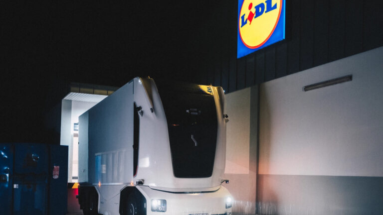 Premieră pe șosele: Lidl și Einride lansează primul camion autonom fără cabină din Germania