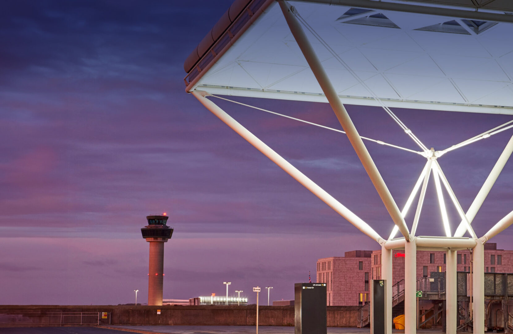 Hackerii au publicat datele a 8,7 milioane de clienți ai unor Manchester Airports Group. Ce informații pot folosi pentru fraude