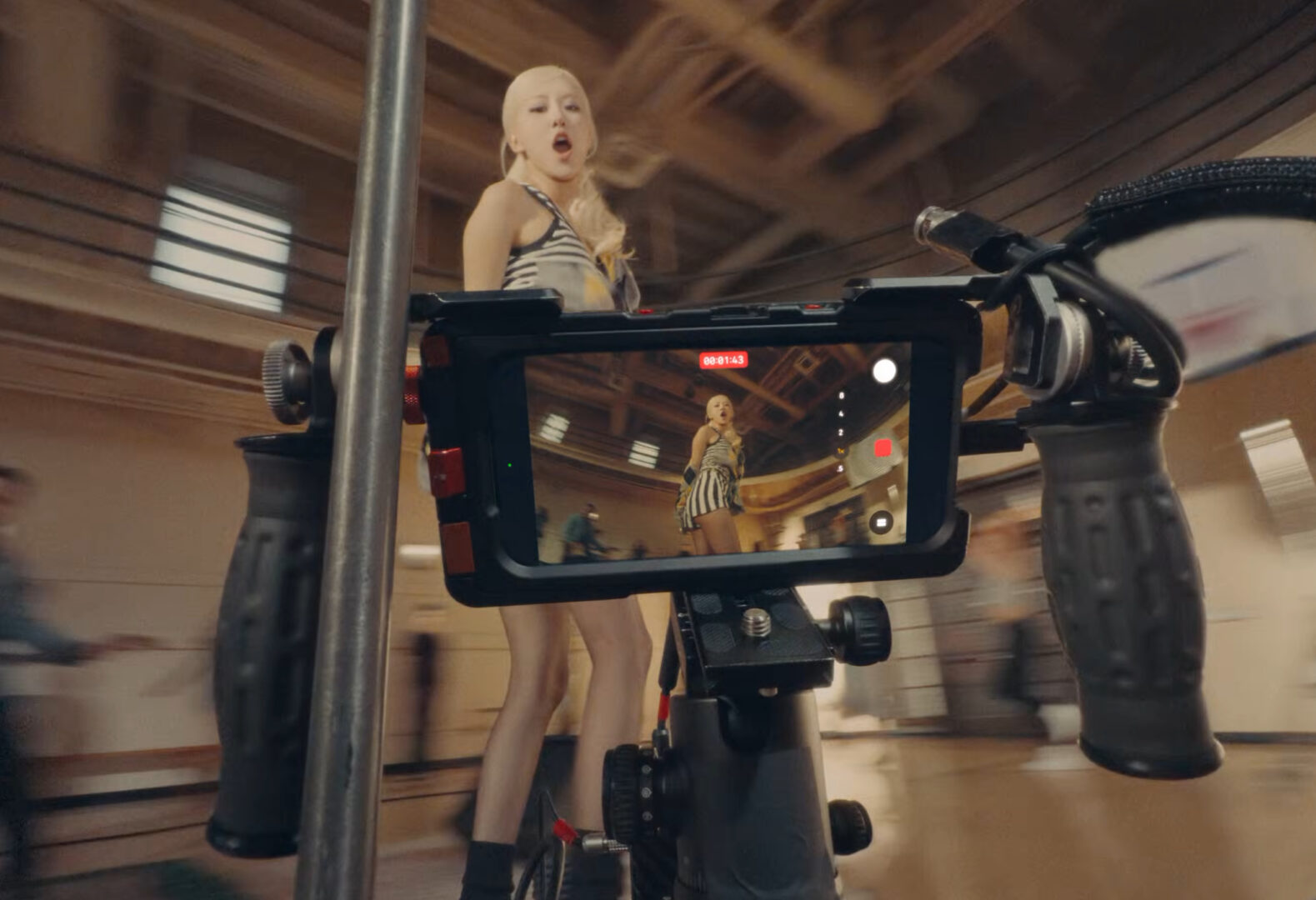 VIDEO: Apple promovează noul iPhone 18 Pro cu videoclip al ROSÉ, vedeta K-pop din Blackpink