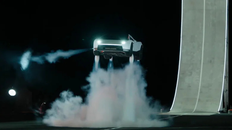 VIDEO: Noul Tesla Roadster sfidează gravitația, dar producția este amânată până în 2028