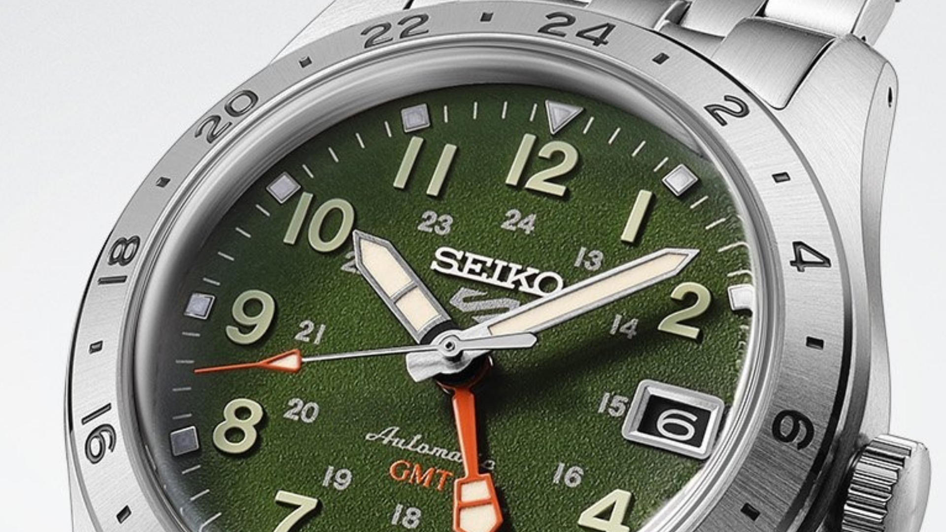 Lansare discretă de la Seiko: Două noi ceasuri 5 Sports Field GMT cu tentă militară, sub 500 de euro