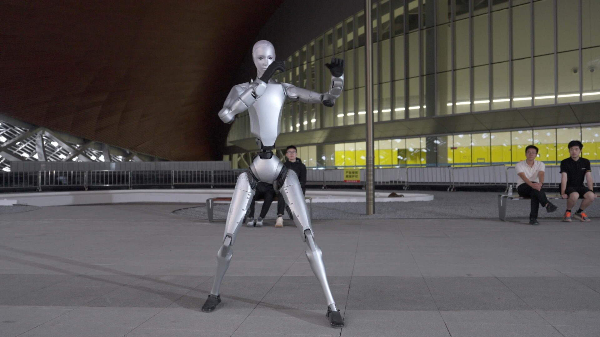 Premieră în România: Un robot umanoid și un câine-robot au fost asigurați pentru peste 141.000 de euro