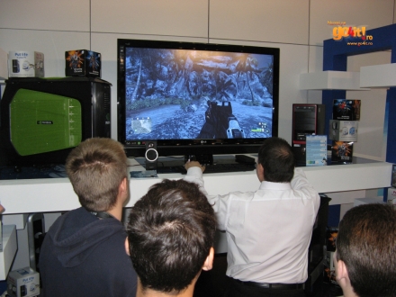 Crysis rulat pe un televizor cu plasmă la CERF 2008