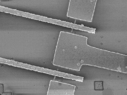 Un nano-tranzistor la microscop