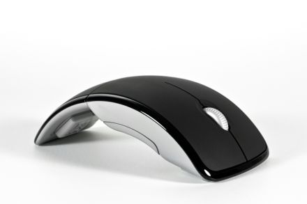 Microsoft Arc Mouse aluneca usor pe aproape orice suprafata