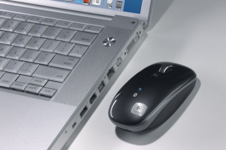 Logitech M555b se conectează uşor la un portabil cu modul Bluetooth Logitech M555b se conectează uşor la un portabil cu modul Bluetooth