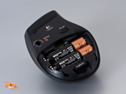 Logitech M705 - bateriile şi locaşul pentru receiver