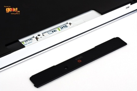 Logitech K800 - cei doi acumulatori