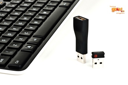 Receiver-ul universal Unifying împreună cu un adaptor