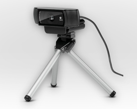 Logitech C920 vine cu suport pentru trepied