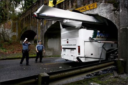 Autobuz de 3,6 m a trecut pe sub pod de 2,7 m