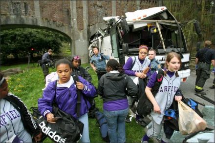 Ocupantele autobuzului - echipa feminină de baseball au unui liceu