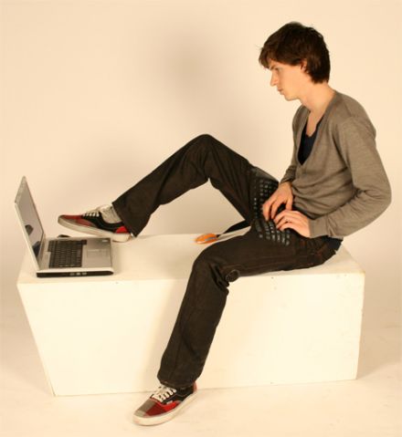 Pantalonii cu tastatură integrată – kit wireless la purtător Pantalonii cu tastatură integrată – kit wireless la purtător