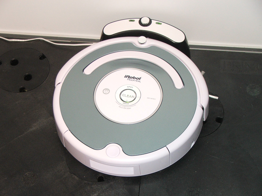 iRobot Roomba 560 aspiratorul ce face curăţenie în locul tău