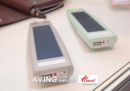Incarcatorul solar dispune de port USB