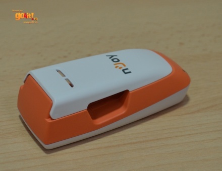 nJoy U200 - design simplu şi plastic de o calitate decentă