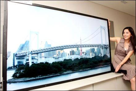 LCD TV de 82” de la Samsung - QuadHD, LED şi 120 Hz