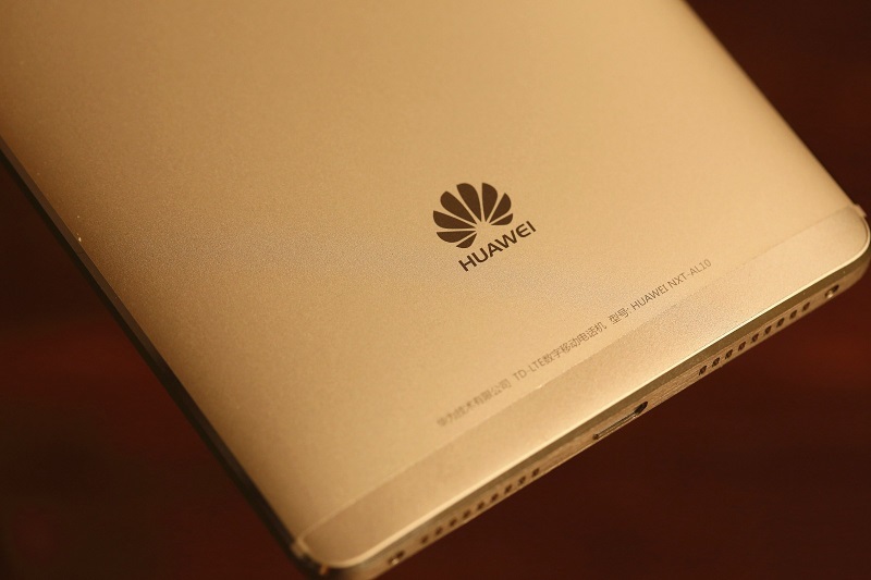 Huawei va lansa primul smartphone cu 6GB memorie RAM