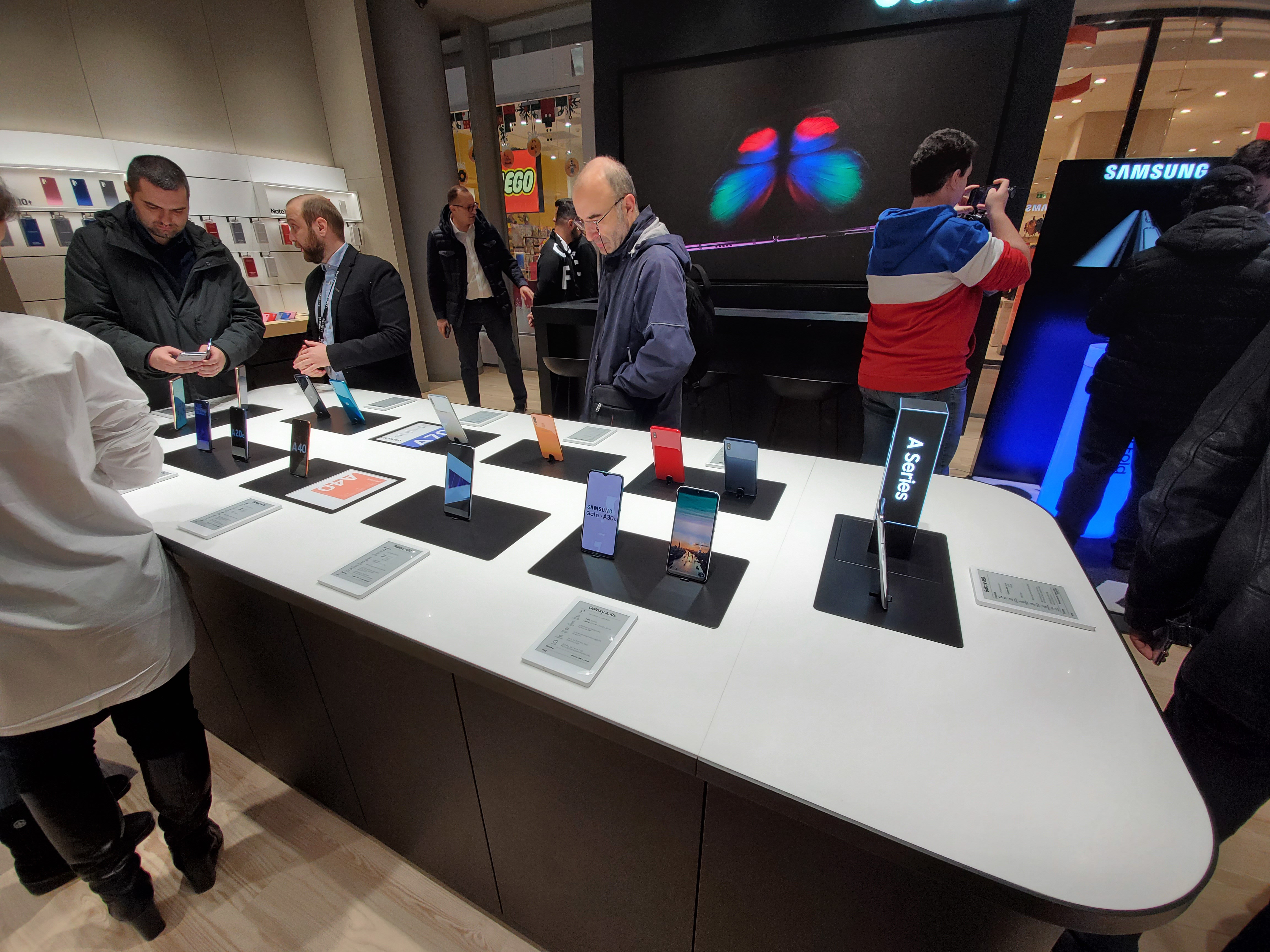 Lansare Galaxy Fold şi Samsung Experience Store