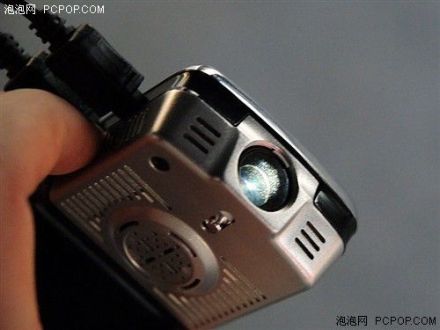 Primul telefon cu proiector încorporat vine din China